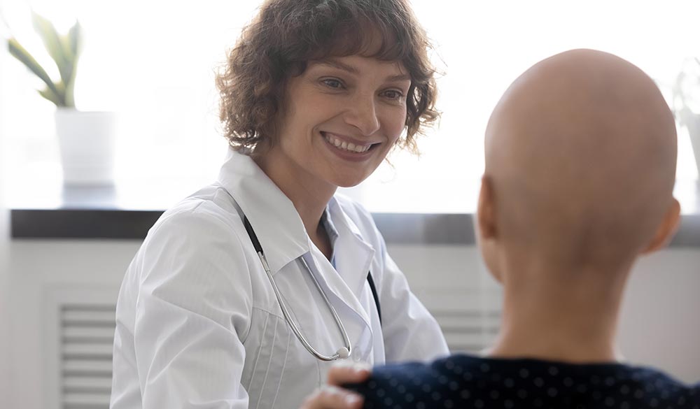 Infirmière accompagnant une patiente en chimiothérapie