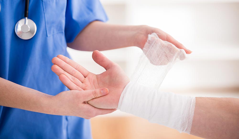 Infirmière réalisant un bandage