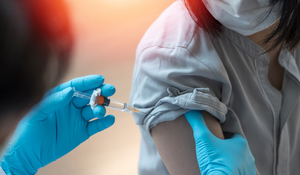 Femme se faisant vaccinée par une infirmière